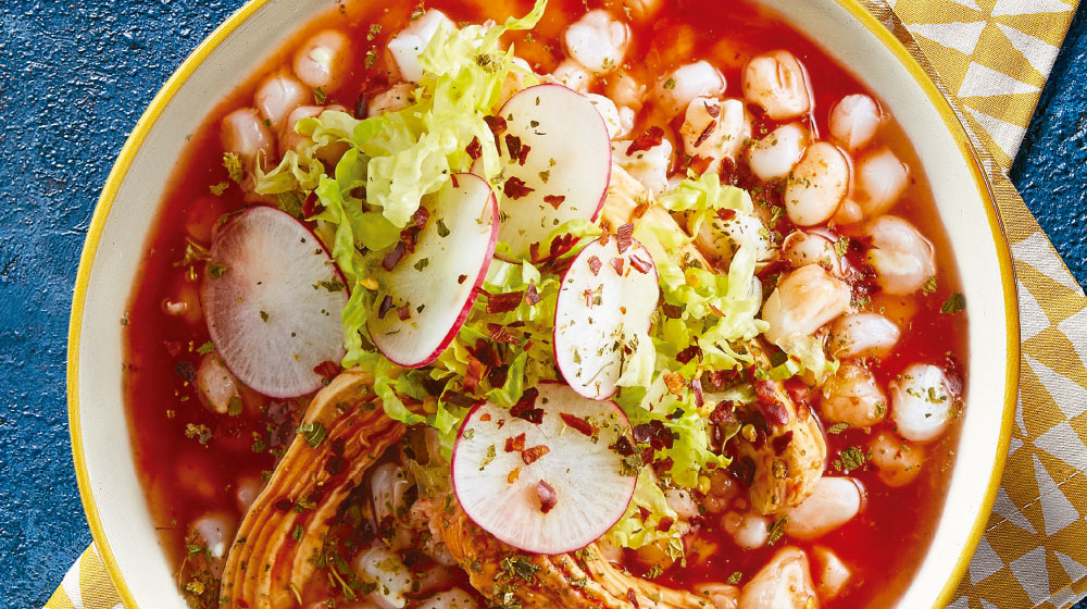 Cómo hacer pozole rojo de pollo receta fácil de comida mexicana