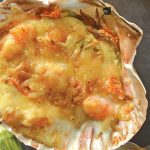 Conchas rellenas con flor de calabaza y camarones