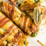 Rollos de pollo rellenos de espinacas y tocino