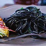 Espagueti negro con alcachofa