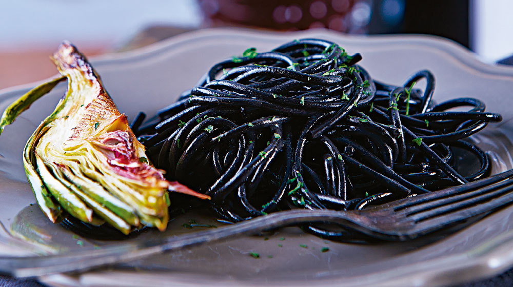 Espagueti negro con alcachofa