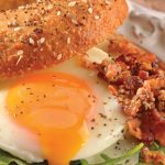 bagel multigrano con huevo estrellado