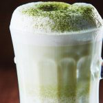 Capuchino de matcha con chocolate blanco