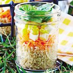 Ensalada en frasco de quinoa con verdura