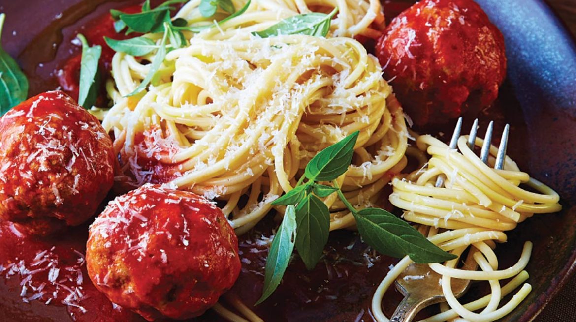 Espagueti Alfredo con albóndigas y albahaca