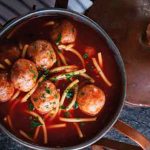 Spaguetti rojo en caldo de guajillo con albóndigas
