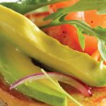 bagel con salmón y aguacate