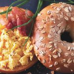 bagel con huevo revuelto y tocino