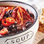 Sopa de frijol con jitomate rostizado