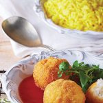 Bolitas de arroz empanizado con panela y salsa de jitomate