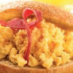 bagels con huevo