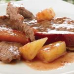 Bistec con ciruela y piña