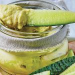 Hummus de aguacate con pepinillos