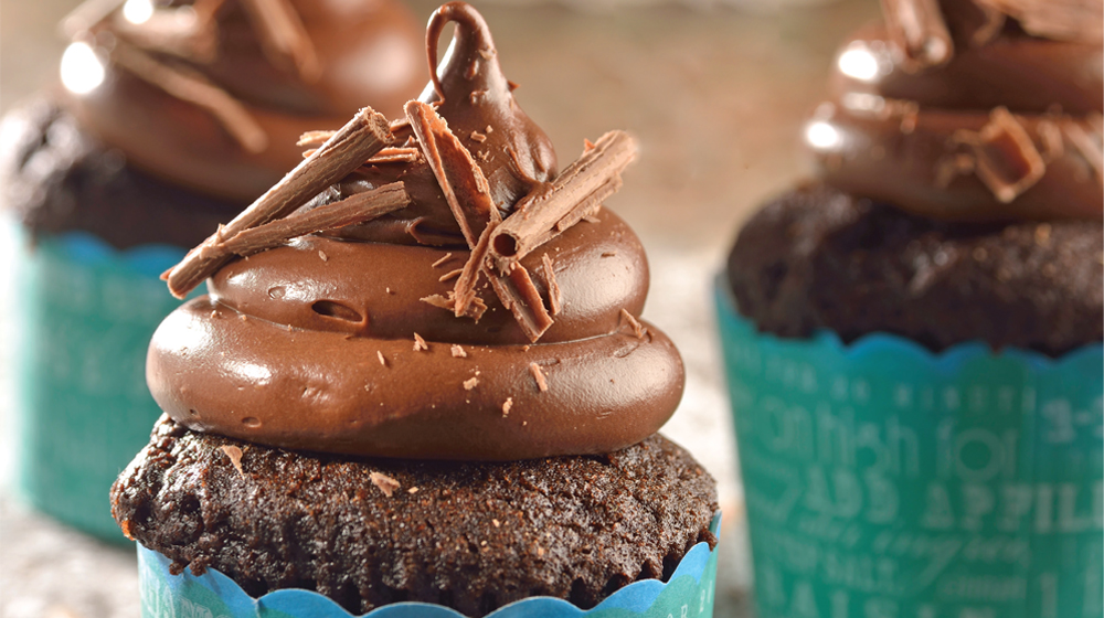 Featured image of post Fotos De Cupcake De Chocolate : Cupcake de chocolate decorado con crema fresca y una sola frambuesa.