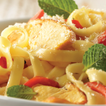 Pasta con pollo y pimiento rostizado