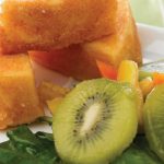 queso cubierto y ensalada de kiwi