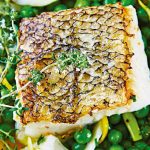 Lomo de pescado con chicharo, hijo y limon.