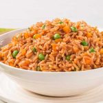 Cómo preparar un delicioso arroz rojo para acompañar tus platillos