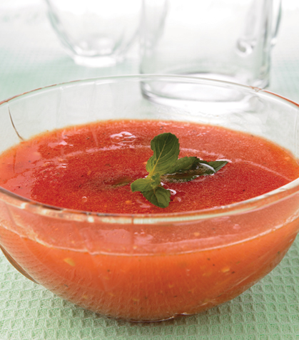 Caldo de tomate a la hierbabuena