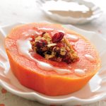 Corona de papaya con granola