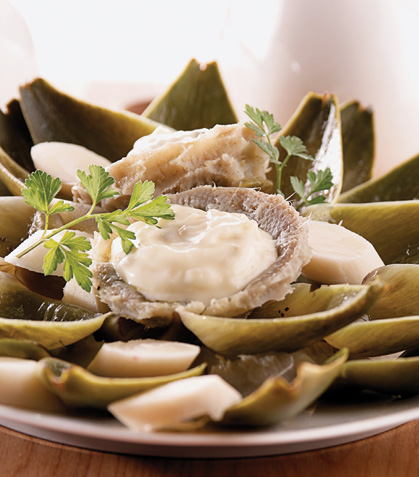 Ensalada de alcachofas y palmitos con salsa tártara