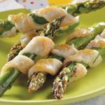Espárragos envueltos con pescado