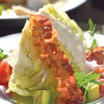 Gajos de lechuga con aderezo de queso azul