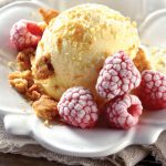 Helado de vainilla y miel con galletas de avena
