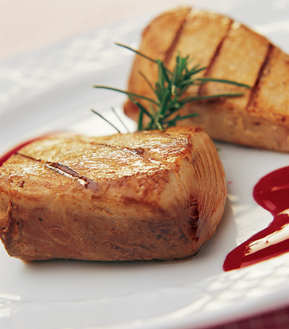 Medallones de atún en salsa de jamaica