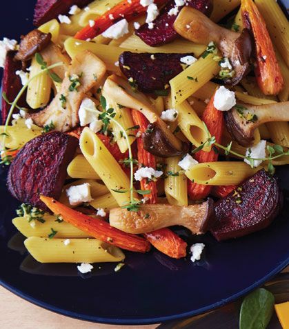 Pasta penne con verduras rostizadas y queso feta