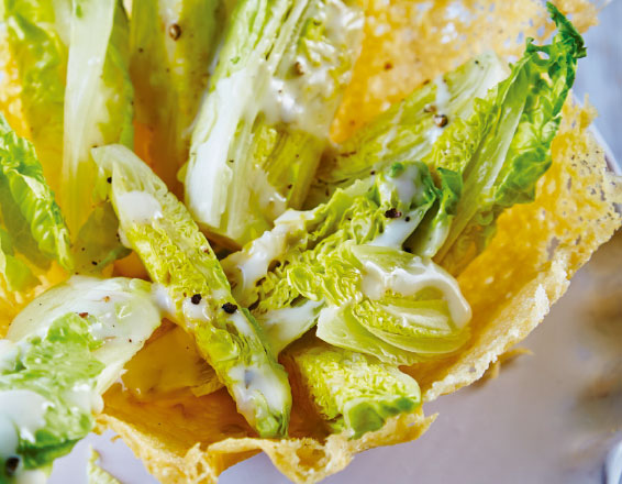 Ensalada césar en canasta de parmesano