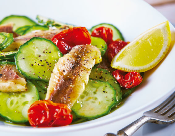 Ensalada de pepinos con sardina y jitomate