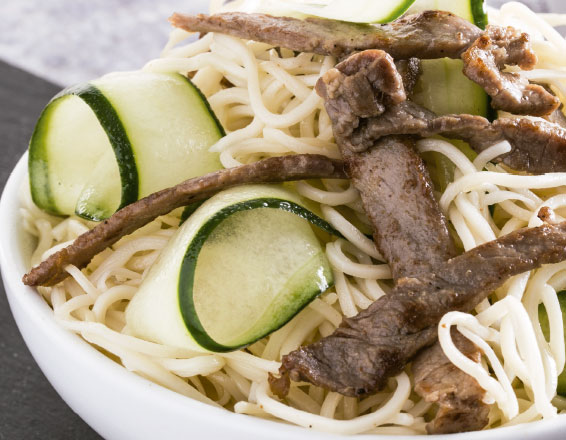 Noodles con carne estilo vietnamita
