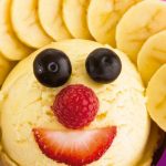 banana-split-con-frutos-rojos