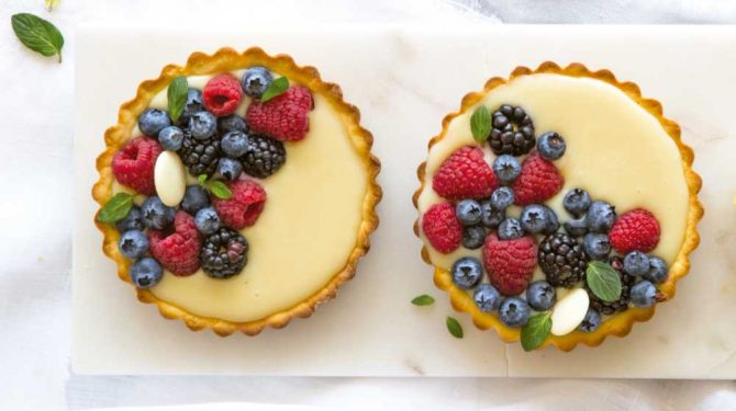 Tarta De Chocolate Blanco Con Frutos Rojos Muy Fácil Y Rápida De Hacer