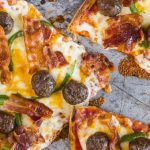 pizza-con-bolitas-de-carne-y-tocino