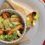Burrito de pollo con ensalada mediterránea