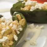 Poblanos de pollo con salsa de queso de cabra
