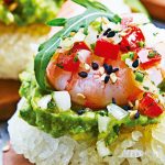 Tapitas de arroz de sushi con camarón y guacamole