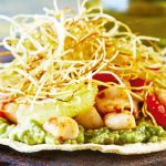 tostadas de callo de almeja con poro frito y guacamole