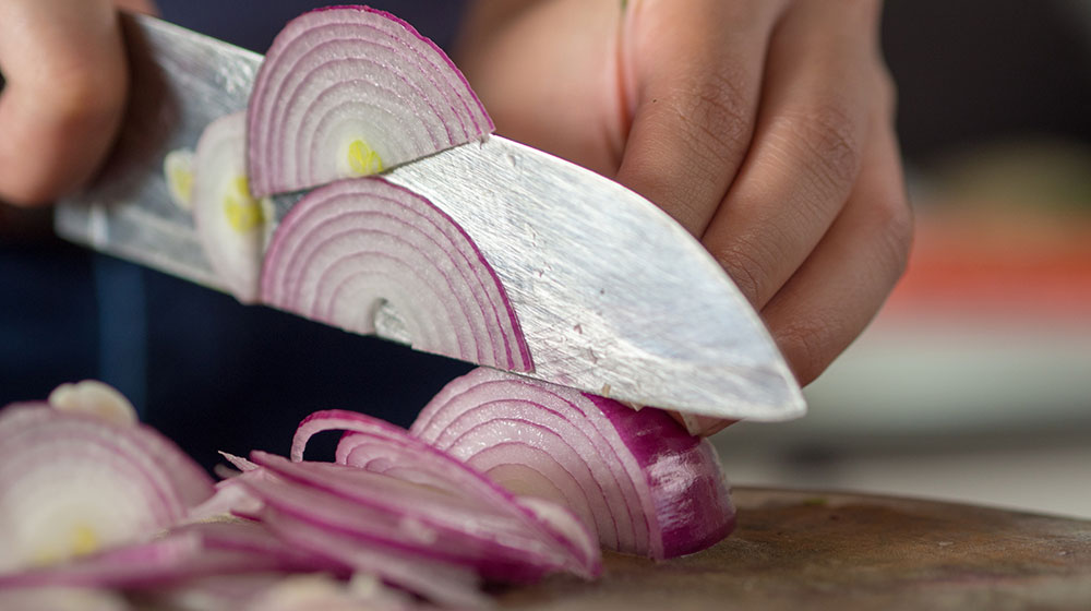 Cómo cortar cebolla de forma correcta? | Cocina Fácil