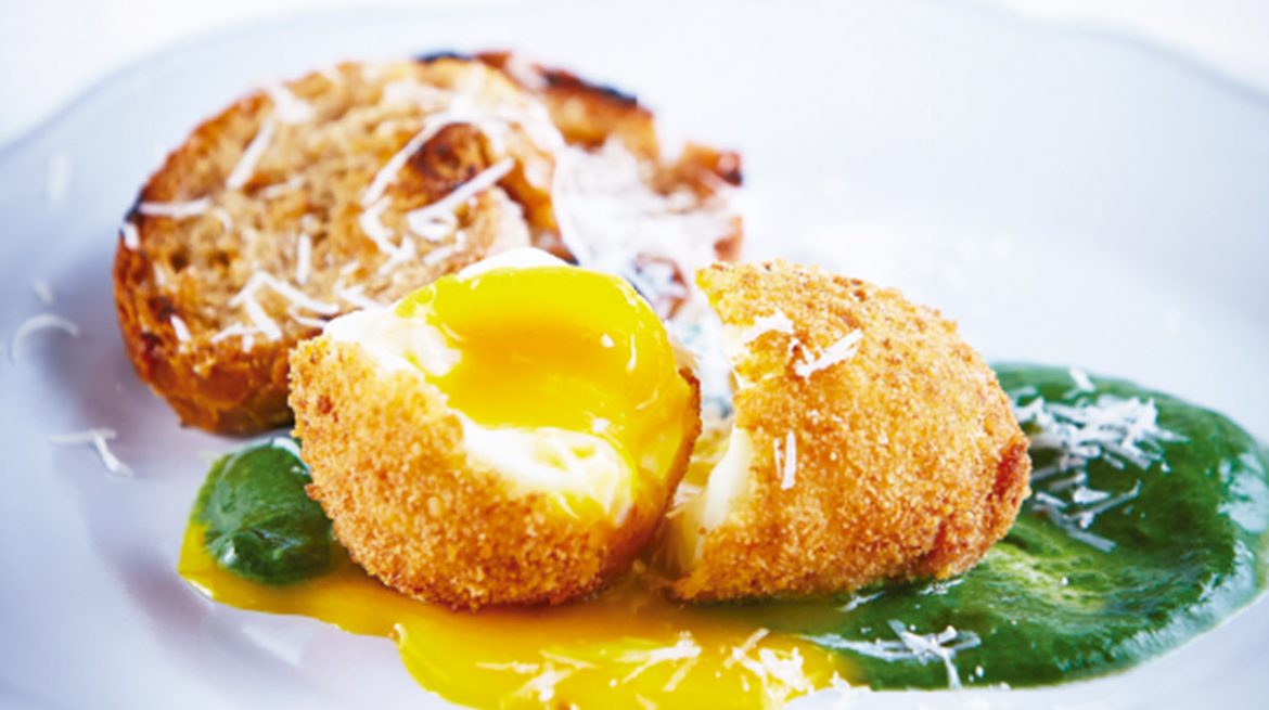 Huevo frito sobre puré de espinaca