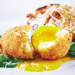 Huevo frito sobre puré de espinaca