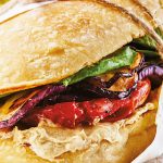 sandwich aux aubergines avec houmous