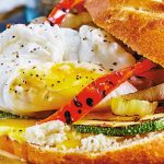 Sándwich de huevo poché con queso de cabra