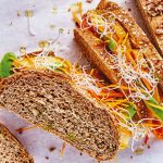 Sándwich de pera asada y zanahoria con miso