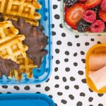 mini waffles con chocolate y frutos rojos