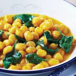 Sopa de garbanzo con curry, coco y espinacas