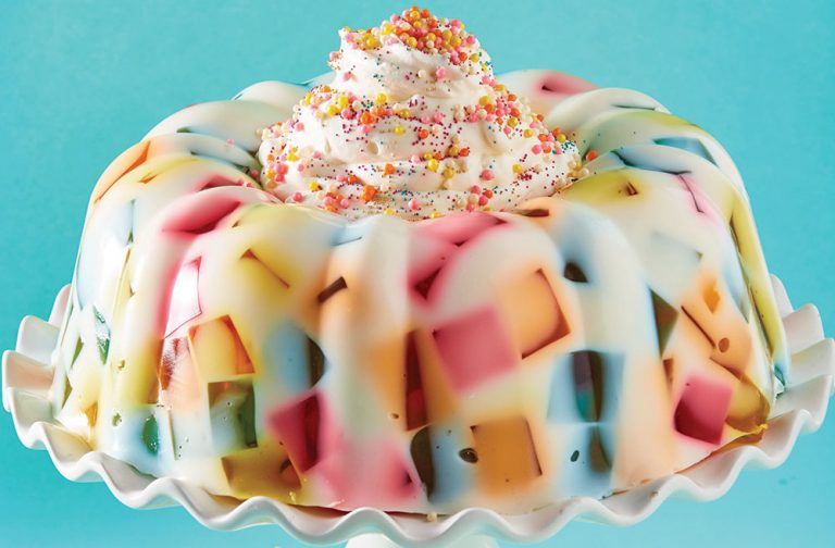 Cómo preparar gelatina de mosaico tradicional decorada con crema batida
