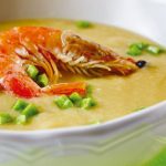 Crema de haba con camarón y nopal